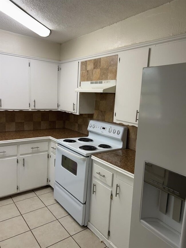 Building Photo - 717 SW Ranch Oak Blvd
