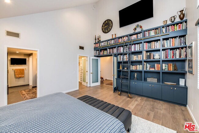 Building Photo - 4635 N Clybourn Ave