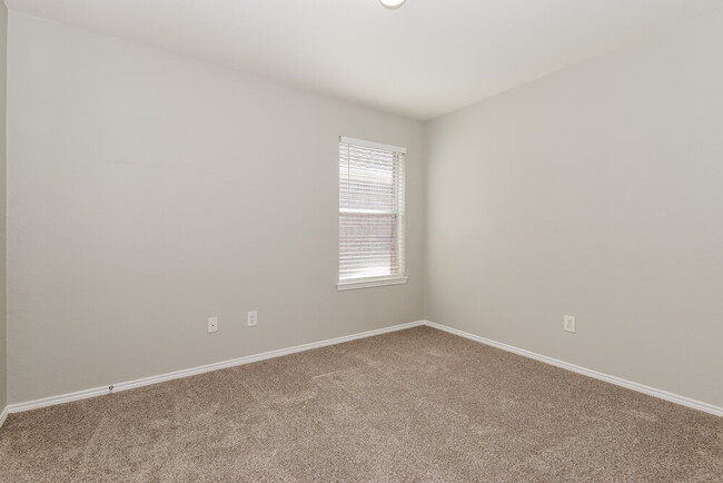 Building Photo - 910 Bowie Dr