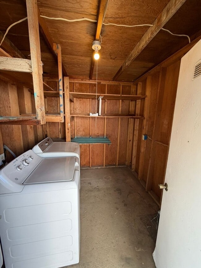 Building Photo - 3 Bed 1 Bath Home