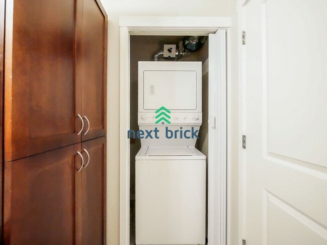 Building Photo - 1 Bed and 1 Bath Stunning Redmond DT Condo...