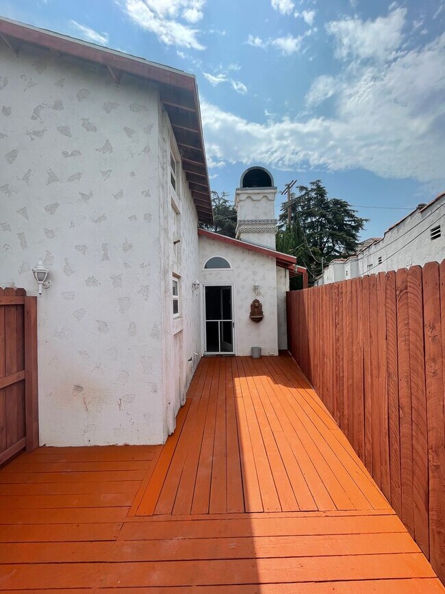 Building Photo - 1649 Sargent Pl