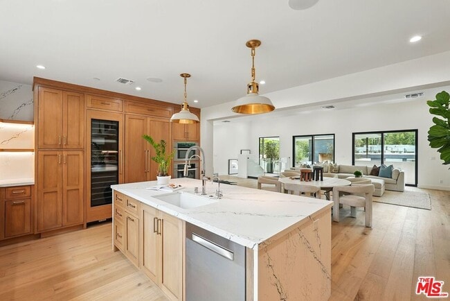 Building Photo - 913-913 1/2 N Beverly Glen Blvd