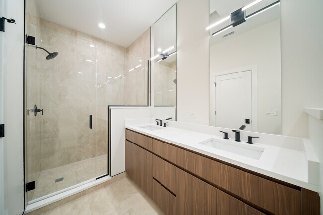 Building Photo - 406 E 50th Pl