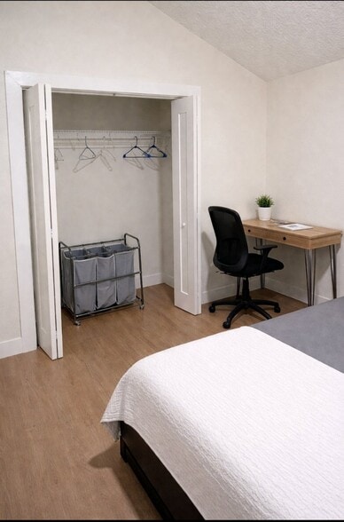 Building Photo - 801 E Knollwood St