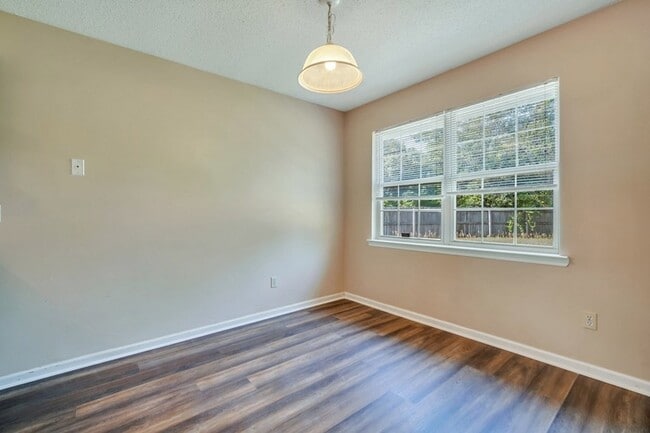 Building Photo - 1501 Woodcrest Cir