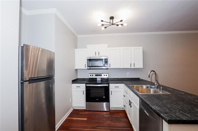 Building Photo - 2145 Hollywood Dr NW