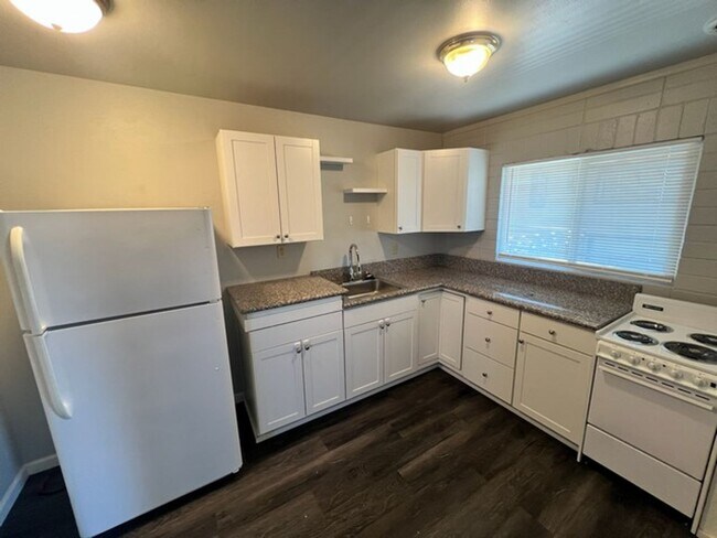 Building Photo - One Bedroom Upstairs Reno Apartment
