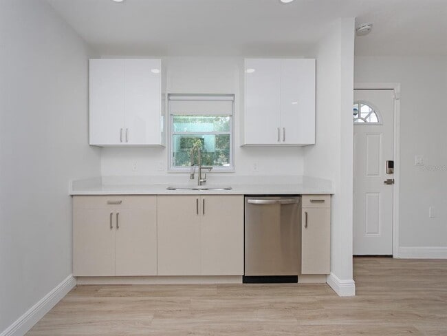 Building Photo - 2806 Bonneville Dr