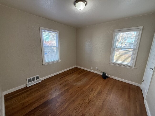 Building Photo - Two bedrooms, one quarter bathroom home, pet friendly, central air!