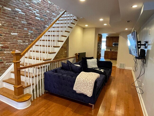 Building Photo - Charming 2 Bedroom/3.5 Bathroom Townhome i...