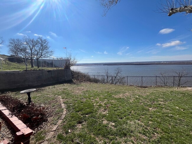 Building Photo - Breathtaking River Views!
