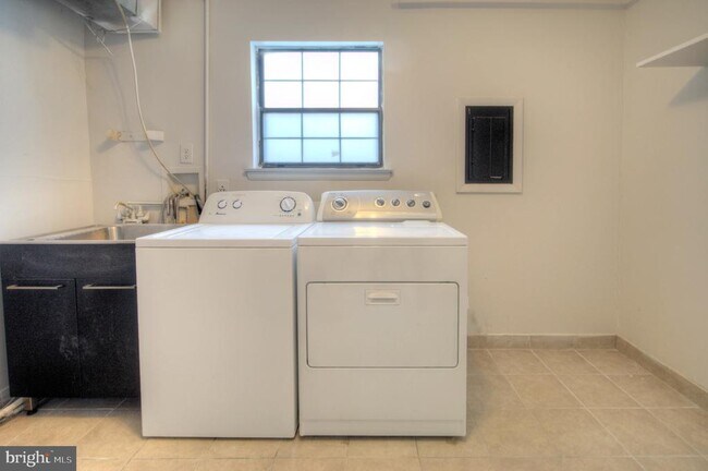 Building Photo - 49 Brambling Ln