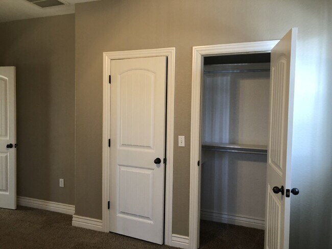 Building Photo - 4BR / 3Car garage / Fully fenced in backyard - Stunning property
