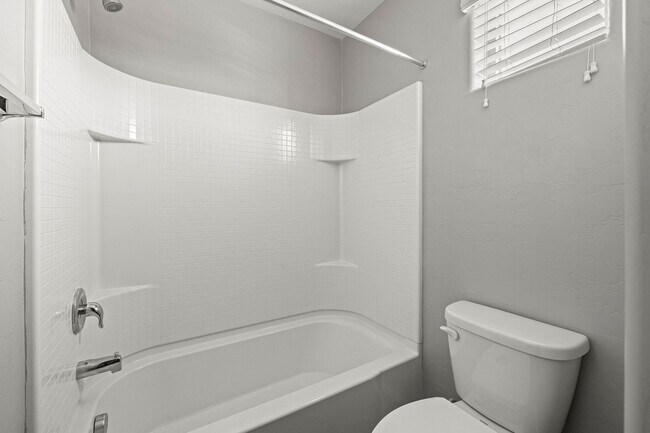 Building Photo - Beautiful 3 Bedroom with Den Home in Sagua...