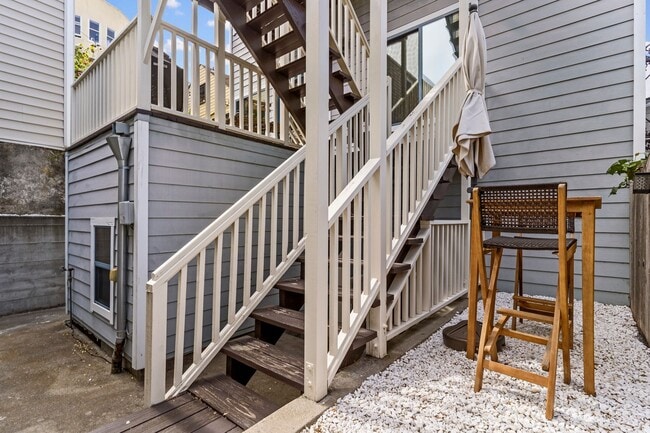Building Photo - 2 Bed, 2 Bath, 2 Car Parking - Stunning Co...