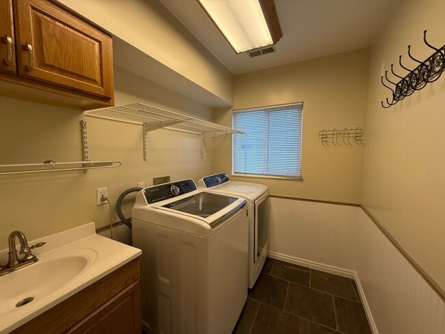 Building Photo - Spacious 5-Bedroom Home in Clinton!