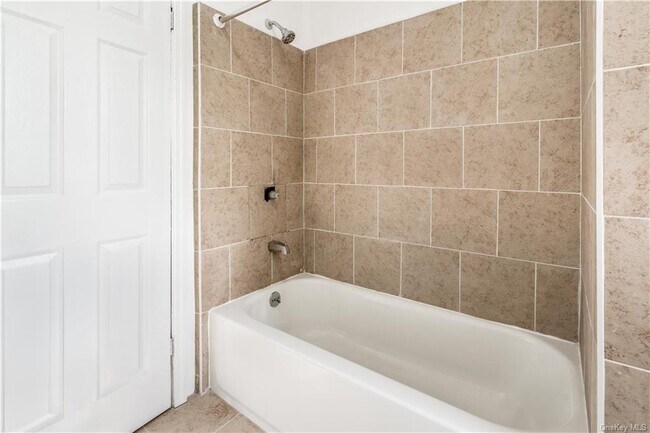 Building Photo - 218 E 4th St