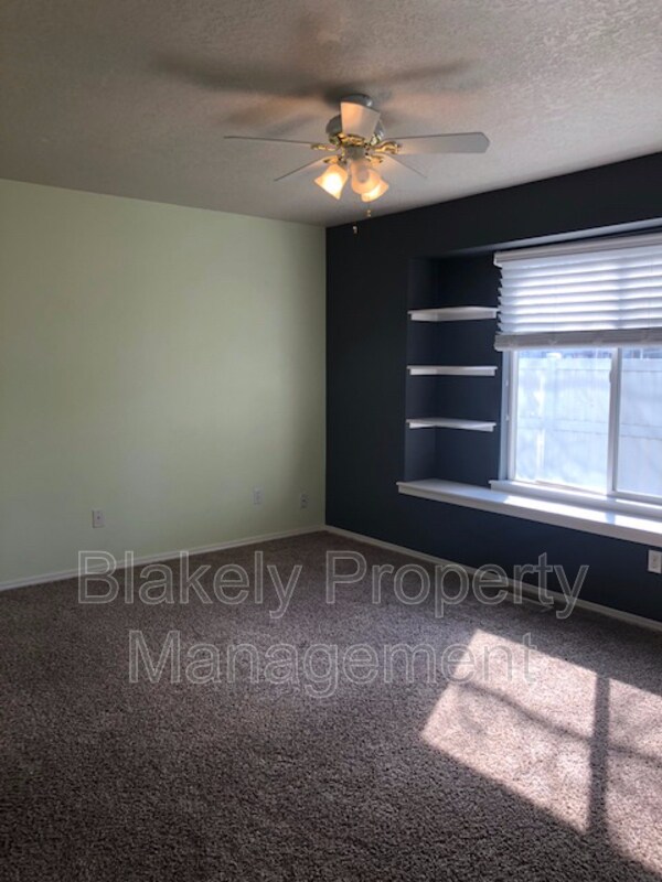 Building Photo - 533 N Grove Way