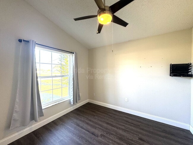 Building Photo - 402 Lark Ct