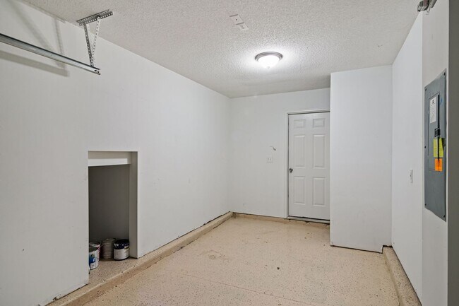 Building Photo - Great 3 Bedroom Home with Large Yard and 1 Car Garage! Raleigh-Available July 15th!
