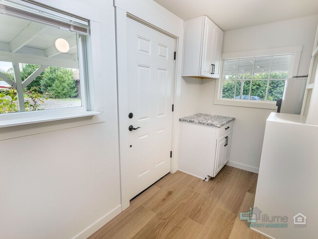 Building Photo - Beautifully Renovated 3-Bedroom Home with ...