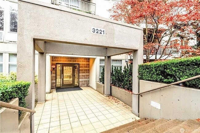 Building Photo - 3221 SW Avalon Way