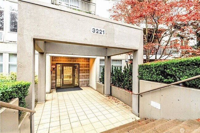Building Photo - Amazing West Seattle 2 bedroom 2 bath W/S/G and 2 parking spots included!