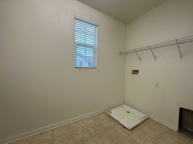 Building Photo - 5 BEDROOM HOME FOR LEASING IN EASTVALE