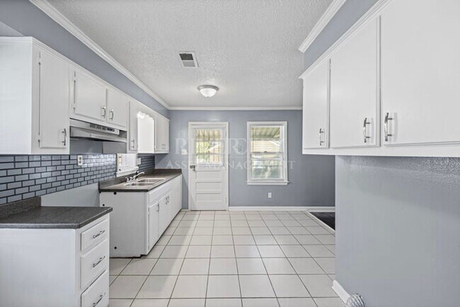 Building Photo - A MUST SEE, AMPLE SPACE HERE AND VERY MODERN !!!!! SECTION 8 WELCOMED