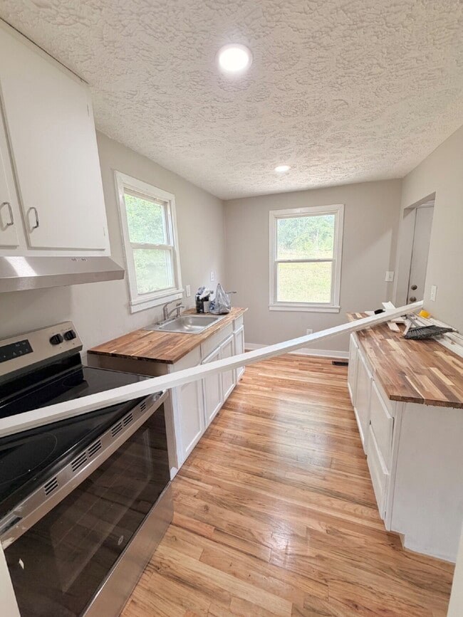Building Photo - REAL HARDWOOD FLOORING