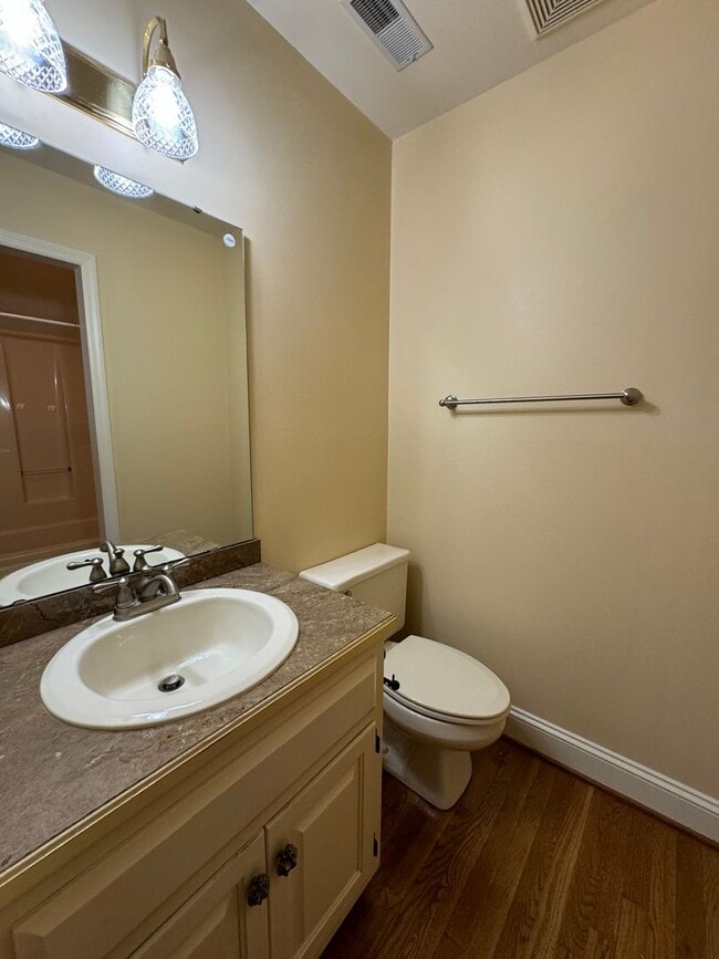 Building Photo - Charming 4 Bed 3.5 Home in Haymount