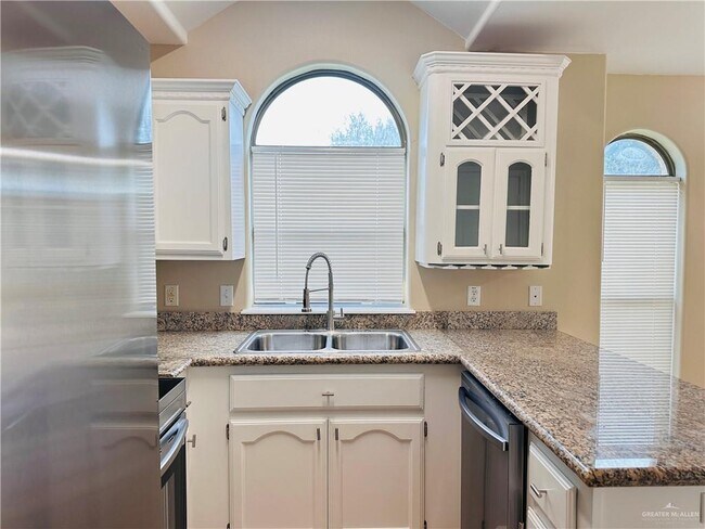 Building Photo - 14 West Dr