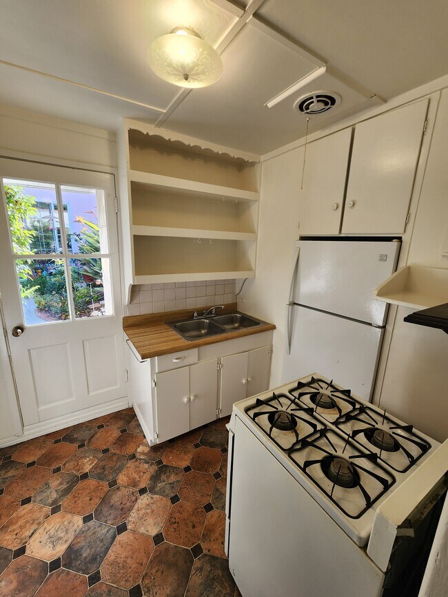 Building Photo - 3700 Vantage Ave