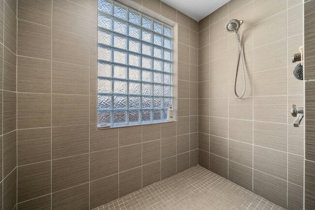 Building Photo - 484 E Kossuth St