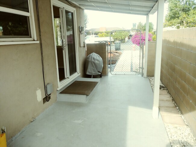 Building Photo - 824 W Cully Dr