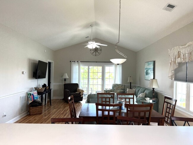 Building Photo - Beautifully Furnished 2 Bedroom, 2 Bath Co...