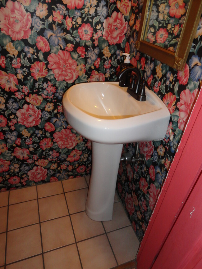 Powder room lst floor - 5524 Fair Oaks St