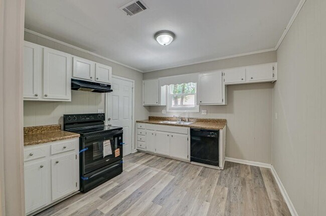Building Photo - Updated Hephzibah Home with Covered Parking
