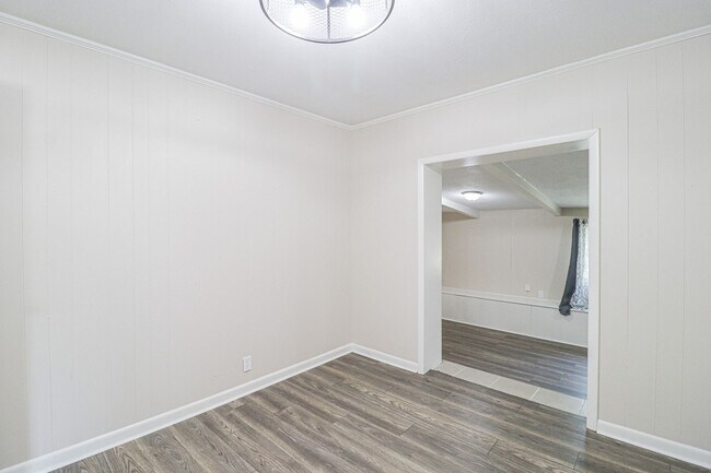 Building Photo - 3009 S Glenn Ave