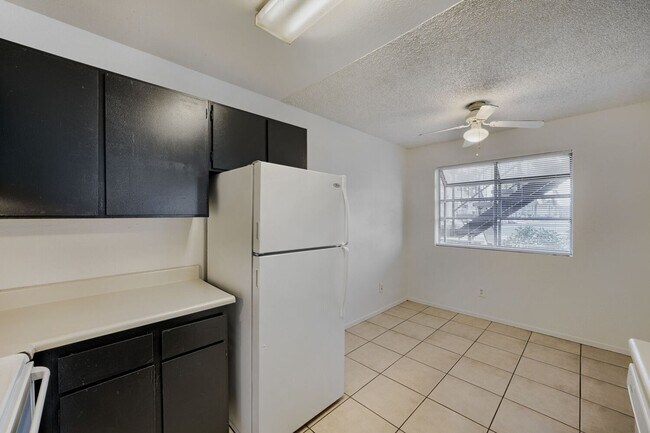 Building Photo - Comfortable First-Floor Condo with Fireplace & Washer/Dryer!