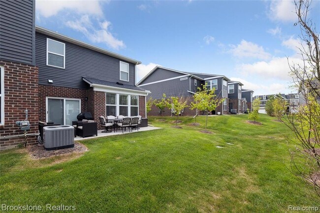 Building Photo - 765 Hummingbird Dr