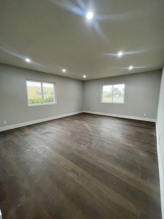 Building Photo - Stunning 5 bedroom 3 bath