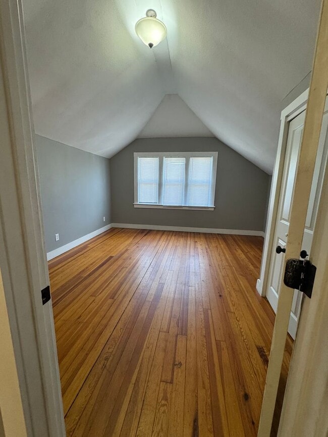 Building Photo - 5 Bedroom, 1 Bathroom Home