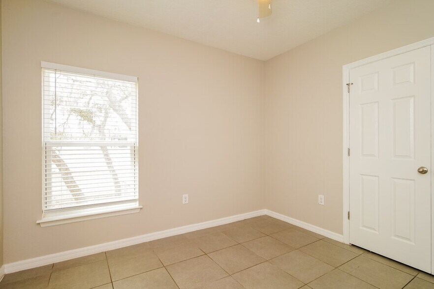 Building Photo - 325 Salmon Ct