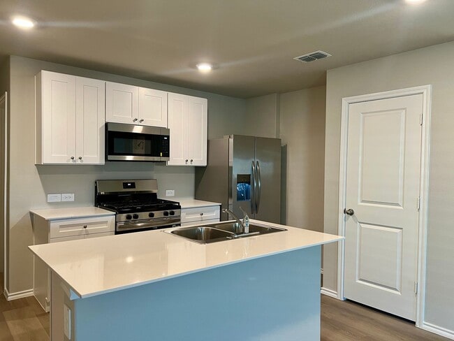 Building Photo - 5509 Rollins Dr