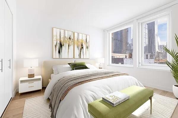 Building Photo - 555 W 38th St