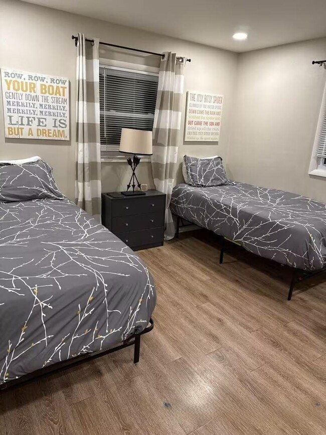 Building Photo - 2421 Saratoga Rd