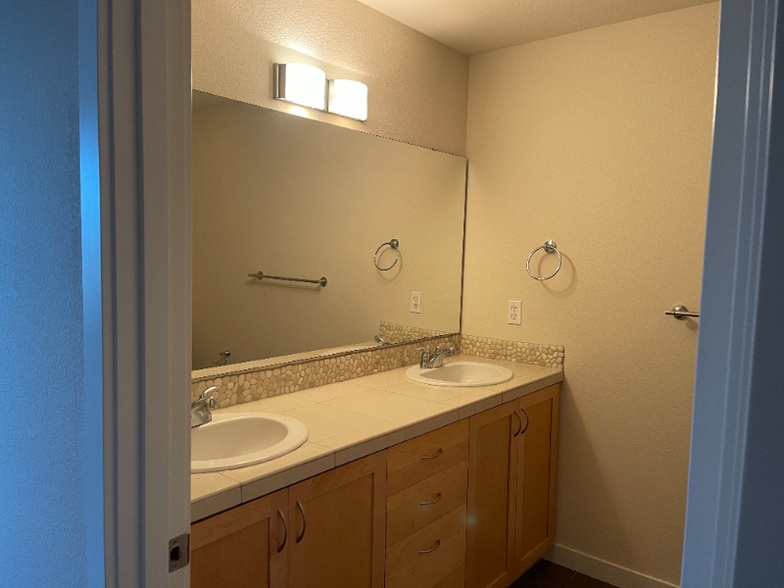 Building Photo - 2233 NW Hidden Ln