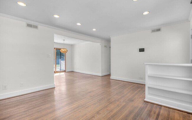 Building Photo - For Rent. 4 Bedrooms